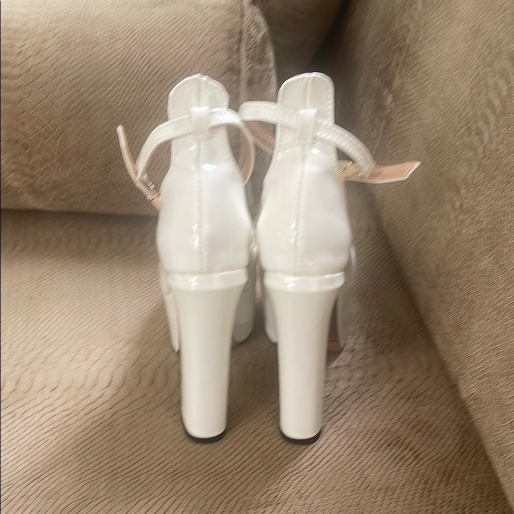 White Platform Pumps with Pointed Toe and Glossy Finish - Picture 7 of 7